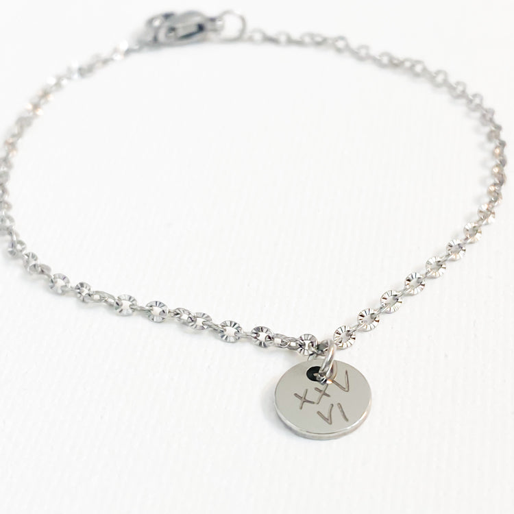 PPersonalised ersonalised Silver bracelet with a round charm with wedding date