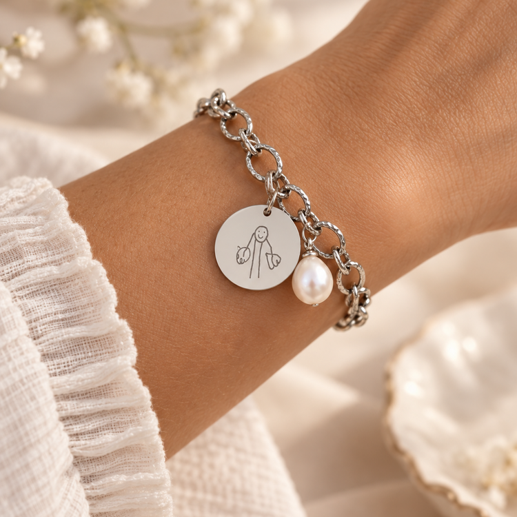 Silver chain bracelet with a charm engraved with a hand-drawn sketch and a natural pearl
